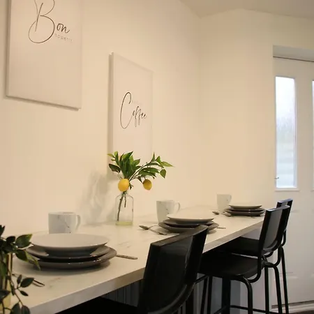 Modern Townhouse-free Parking-pool Table * Manchester