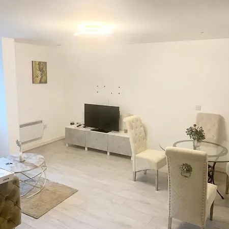 Luxury 2 Bed Centre Close To Salford Quays - Secured Underground Parking Included *