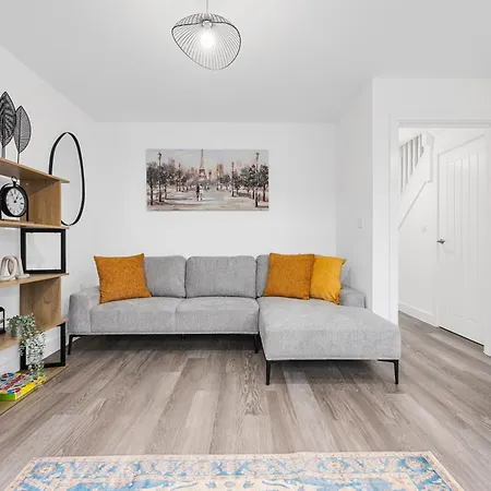 Luxurious Stylish Modern مانشستر