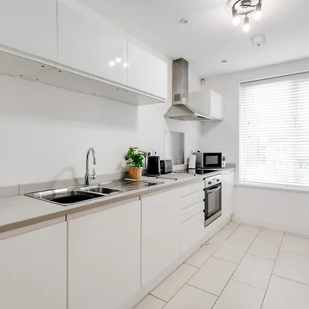 Four Bedroom By Brookland Serviced Short Lets With Free Wifi Appartement Manchester