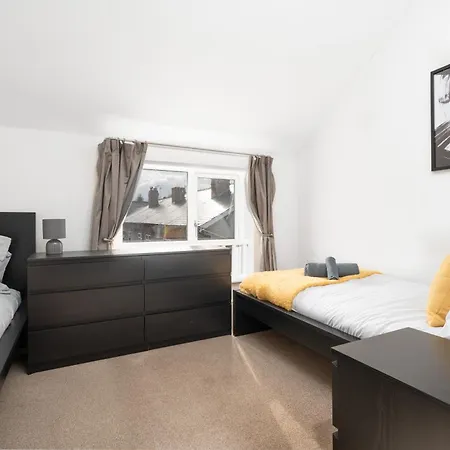 Four Bedroom By Brookland Serviced Short Lets With Free Wifi Appartement