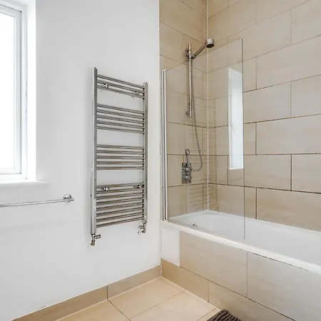Four Bedroom By Brookland Serviced Short Lets With Free Wifi Appartement Manchester
