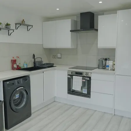 Lovely Modern 2 Bed Flat With Parking, Close To Centre * Manchester