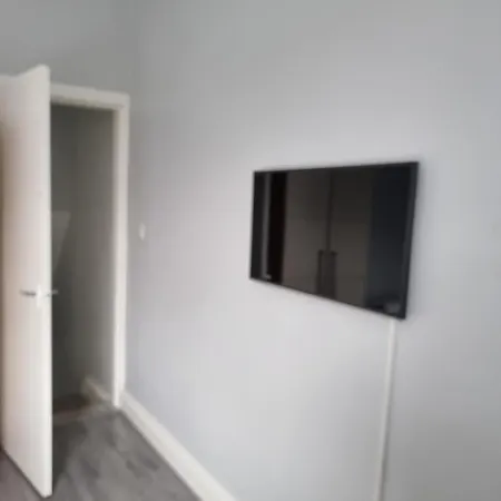 Newly Refurbished 2- Bed Stylish Apartment