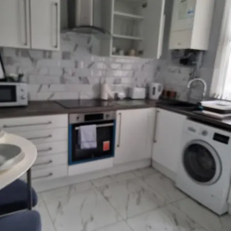 Newly Refurbished 2- Bed Stylish Манчестер