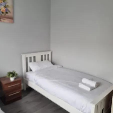 Newly Refurbished 2- Bed Stylish Апартаменты