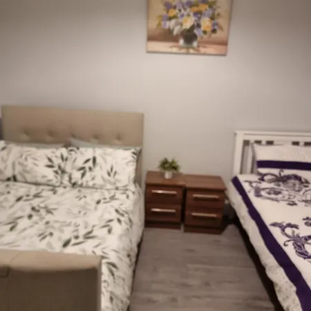 Newly Refurbished 2- Bed Stylish Манчестер