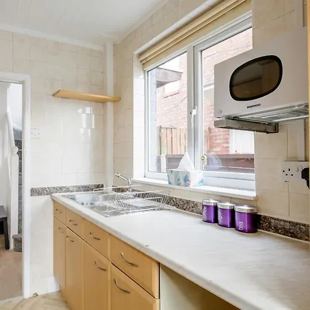 5-bedroom In Trendy Dibsbury Area With Parking *