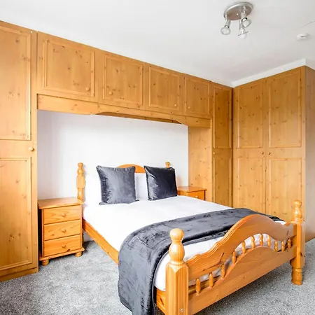 5-bedroom In Trendy Dibsbury Area With Parking Casa de Férias