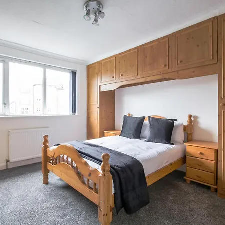 5-bedroom In Trendy Dibsbury Area With Parking