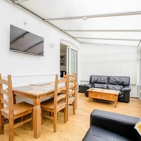 5-bedroom In Trendy Dibsbury Area With Parking Manchester