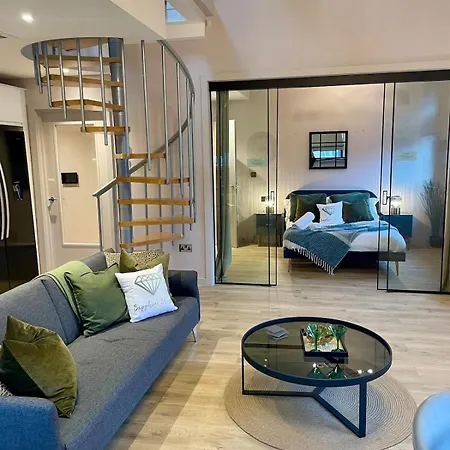 Emerald Escape 3 Bed 3 Bath Apartment