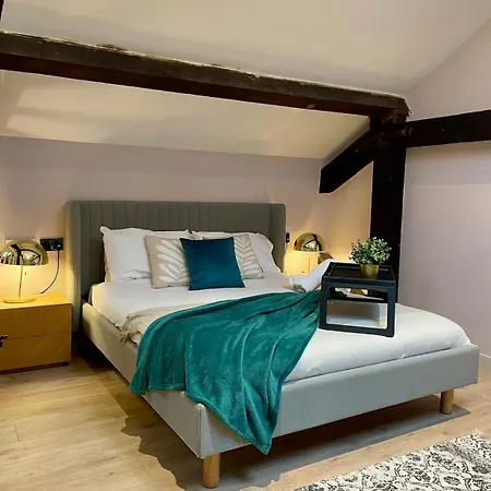 Emerald Escape 3 Bed 3 Bath Apartment *