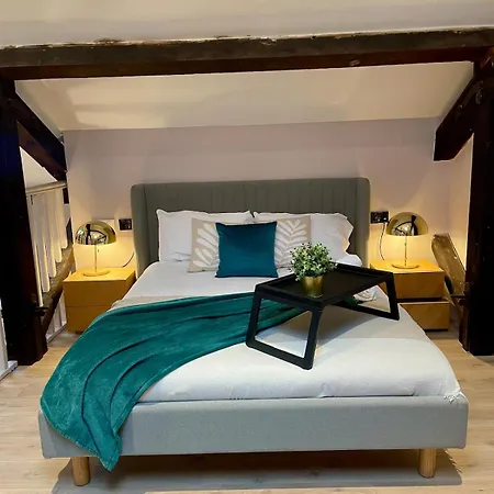 Emerald Escape 3 Bed 3 Bath Apartment *