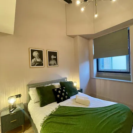 Emerald Escape 3 Bed 3 Bath Apartment Manchester