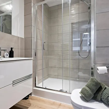 Modern Flat In By 53 Degrees Property, Ideal For Couples, 2 Bedrooms! Apartment