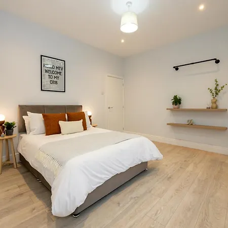 Free Parking - Close To Salford Royal Hospital & Trafford Centre Manchester