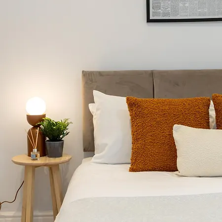 Apartment Free Parking - Close To Salford Royal Hospital & Trafford Centre