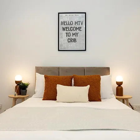 Free Parking - Close To Salford Royal Hospital & Trafford Centre Manchester