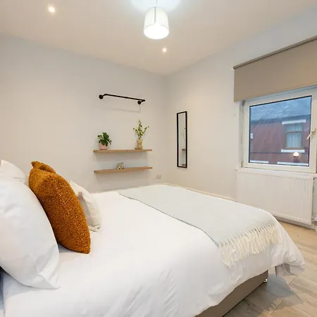 Free Parking - Close To Salford Royal Hospital & Trafford Centre Apartment *