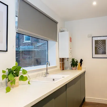 Apartment Free Parking - Close To Salford Royal Hospital & Trafford Centre Manchester