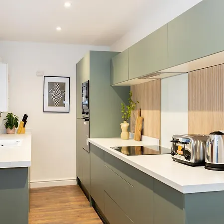 Free Parking - Close To Salford Royal Hospital & Trafford Centre Apartment