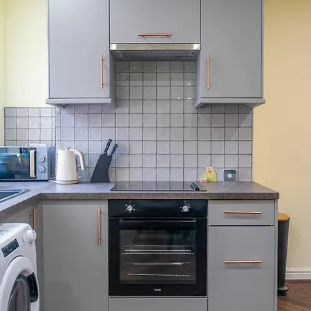 Ferienhaus Beautiful Three Bedroom House - Escape Manchester