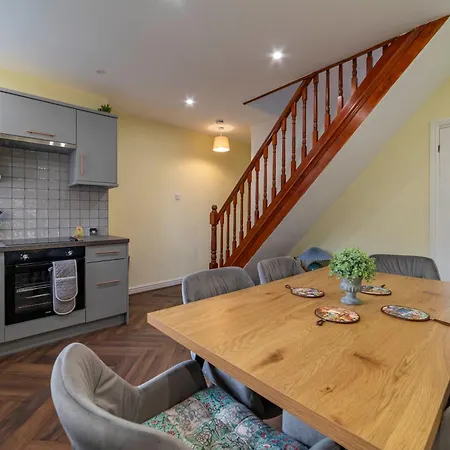 Beautiful Three Bedroom House - Escape Ferienhaus *