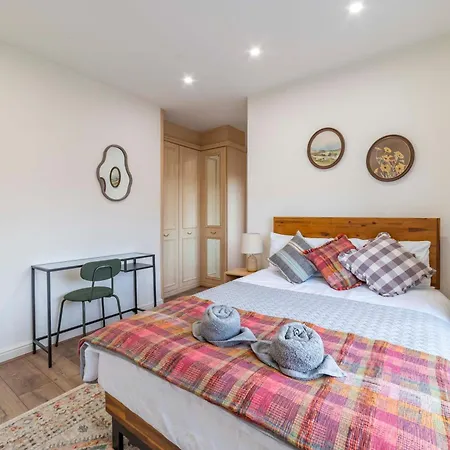 Beautiful Three Bedroom House - Escape Ferienhaus Manchester