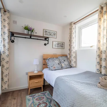Ferienhaus Beautiful Three Bedroom House - Escape Manchester