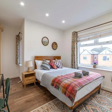 Beautiful Three Bedroom House - Escape Manchester