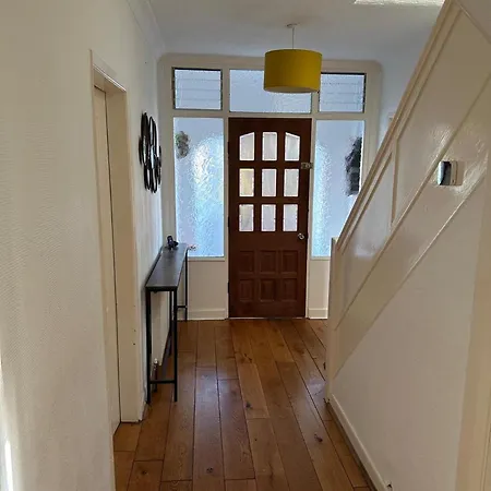 Retreat With 3 Bedrooms מנצ'סטר