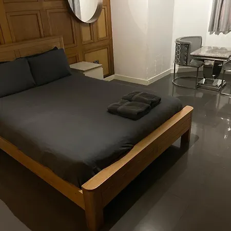 Hendham House בית הארחה 2*