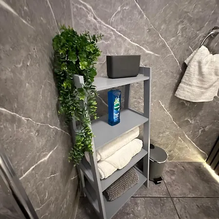 Modern 2-bedroom Near With Free Parking Διαμέρισμα *