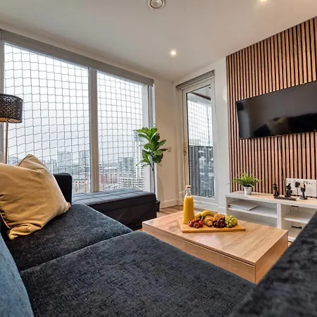 2-bedroom At Vibrant Salford Quays Apartment *