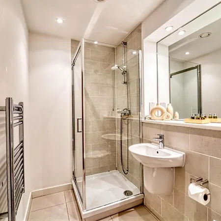 Apartment 2-bedroom At Vibrant Salford Quays Manchester
