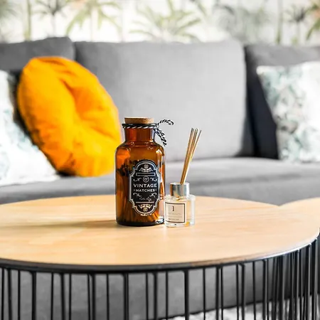 2 Bed House With Garden - Sleeps 7 - Salford - - Free Parking - 3 Double Beds & 1 Single - Free Netflix & Fast Wifi - 6 Min To Centre, Close To Trafford Centre, Etihad Stadium, Arena, Clubs & Semesterbostad Manchester