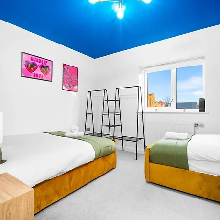 Semesterbostad 2 Bed House With Garden - Sleeps 7 - Salford - - Free Parking - 3 Double Beds & 1 Single - Free Netflix & Fast Wifi - 6 Min To Centre, Close To Trafford Centre, Etihad Stadium, Arena, Clubs &