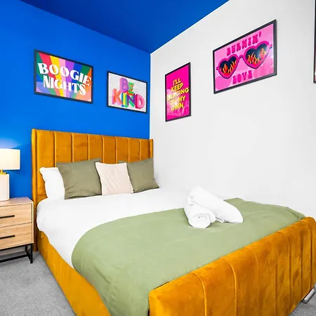 2 Bed House With Garden - Sleeps 7 - Salford - - Free Parking - 3 Double Beds & 1 Single - Free Netflix & Fast Wifi - 6 Min To Centre, Close To Trafford Centre, Etihad Stadium, Arena, Clubs & Semesterbostad Manchester