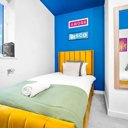 Semesterbostad 2 Bed House With Garden - Sleeps 7 - Salford - - Free Parking - 3 Double Beds & 1 Single - Free Netflix & Fast Wifi - 6 Min To Centre, Close To Trafford Centre, Etihad Stadium, Arena, Clubs & Manchester