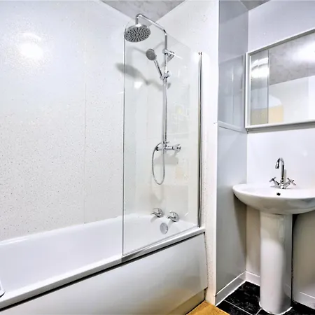 Townhouse By Bevolve - 4 Bedrooms - Free Parking * Manchester