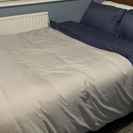 Housesleeps9-fireplace-garden-bbq-tv Casa de Férias Manchester