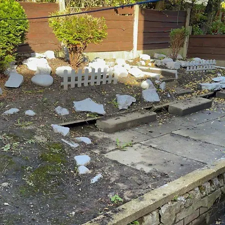 Housesleeps9-fireplace-garden-bbq-tv *