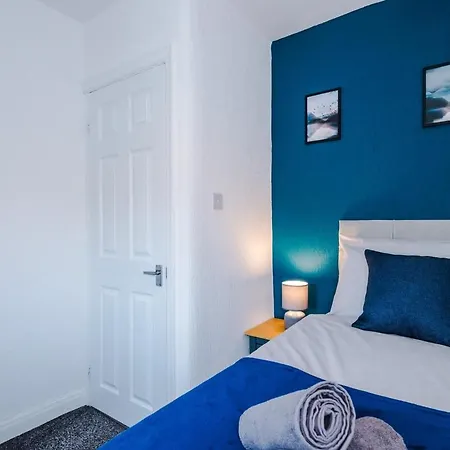 Modern 3-br Semi Detached House With Wifi And Kitchen By Brookland Serviced Short Lets
