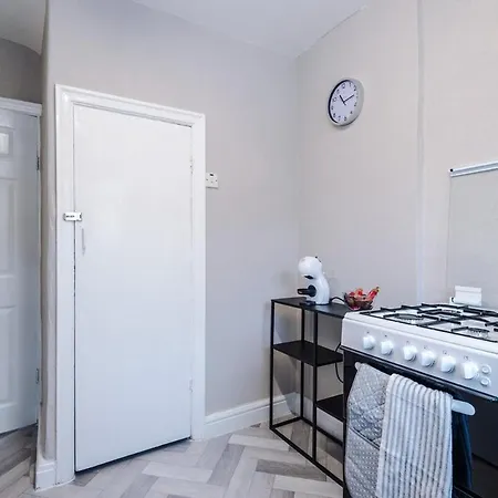 Modern 3-br Semi Detached House With Wifi And Kitchen By Brookland Serviced Short Lets Apartment Manchester