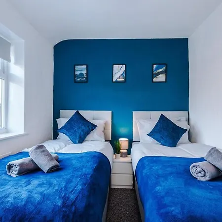 Modern 3-br Semi Detached House With Wifi And Kitchen By Brookland Serviced Short Lets Manchester