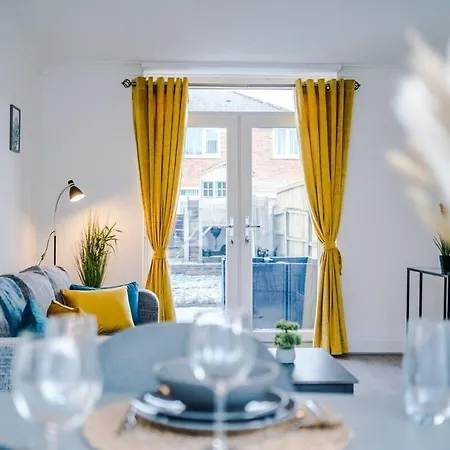 Modern 3-br Semi Detached House With Wifi And Kitchen By Brookland Serviced Short Lets