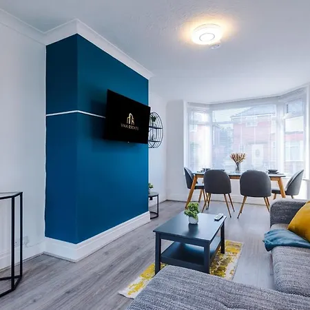 Modern 3-br Semi Detached House With Wifi And Kitchen By Brookland Serviced Short Lets *