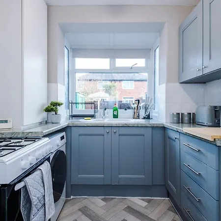 Modern 3-br Semi Detached House With Wifi And Kitchen By Brookland Serviced Short Lets * Manchester