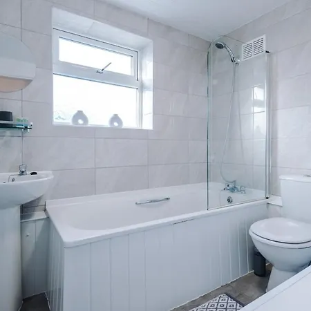 Modern 3-br Semi Detached House With Wifi And Kitchen By Brookland Serviced Short Lets Manchester